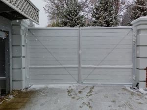 Распашные ворота с термолиственницей