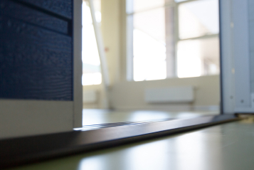 С плоским порогом 20 мм