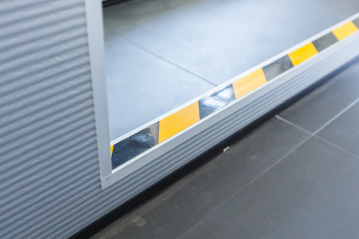 С низким порогом 100 мм