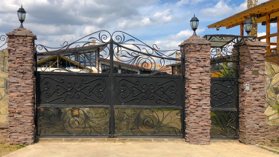 Глухие + решетчатые кованые ворота