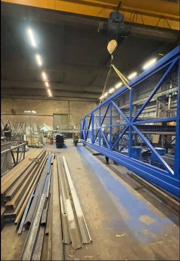 Откатные ворота 18 метров: подъём кран-балкой в цеху