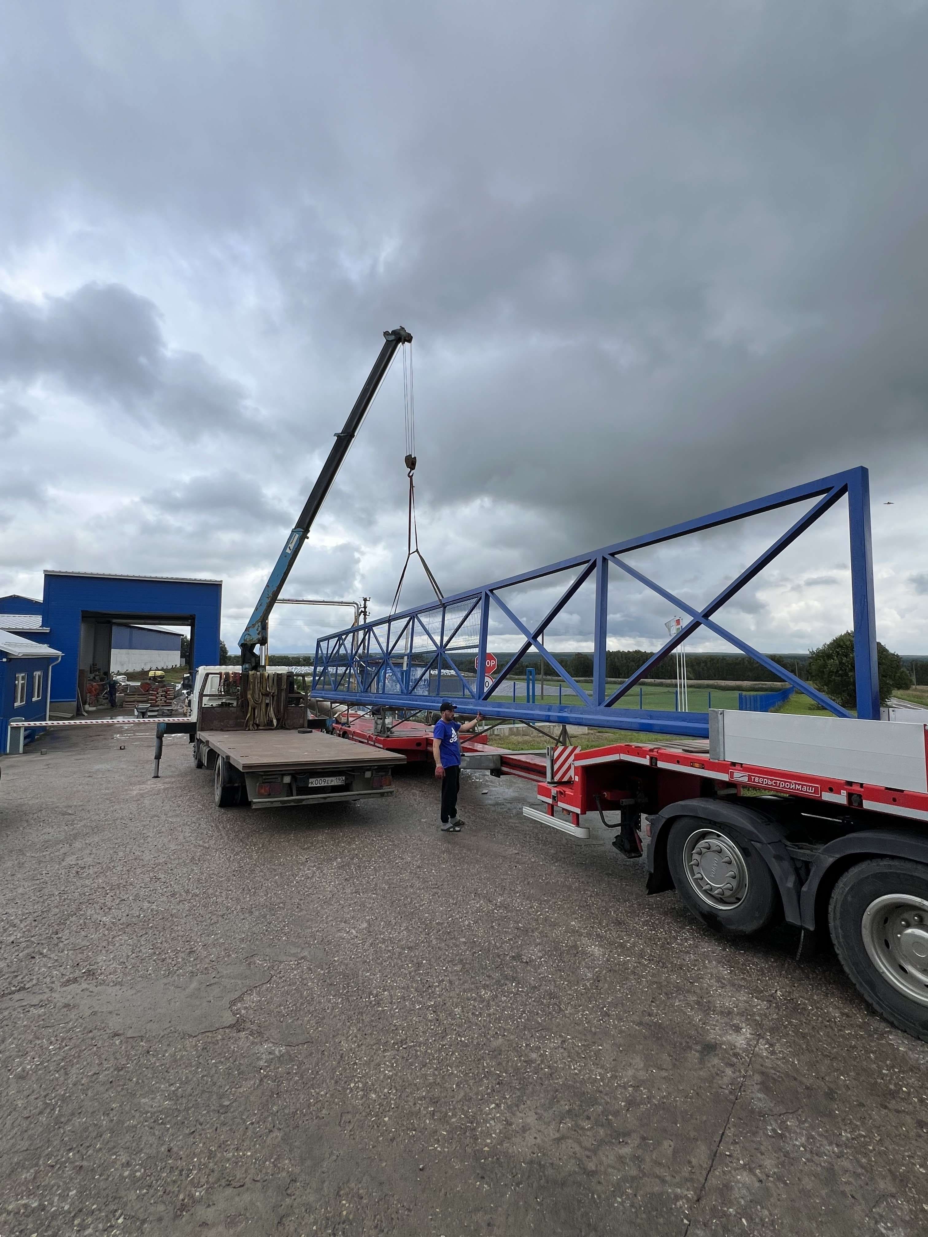 Монтаж откатных ворот 18 метров: подъём краном на объекте