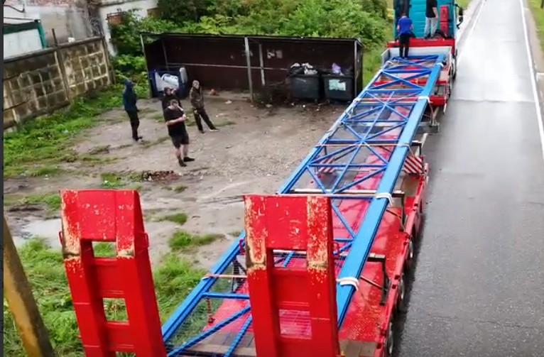 Видео &mdash; доставка откатных ворот 18 метров спецтралом, монтаж автокраном