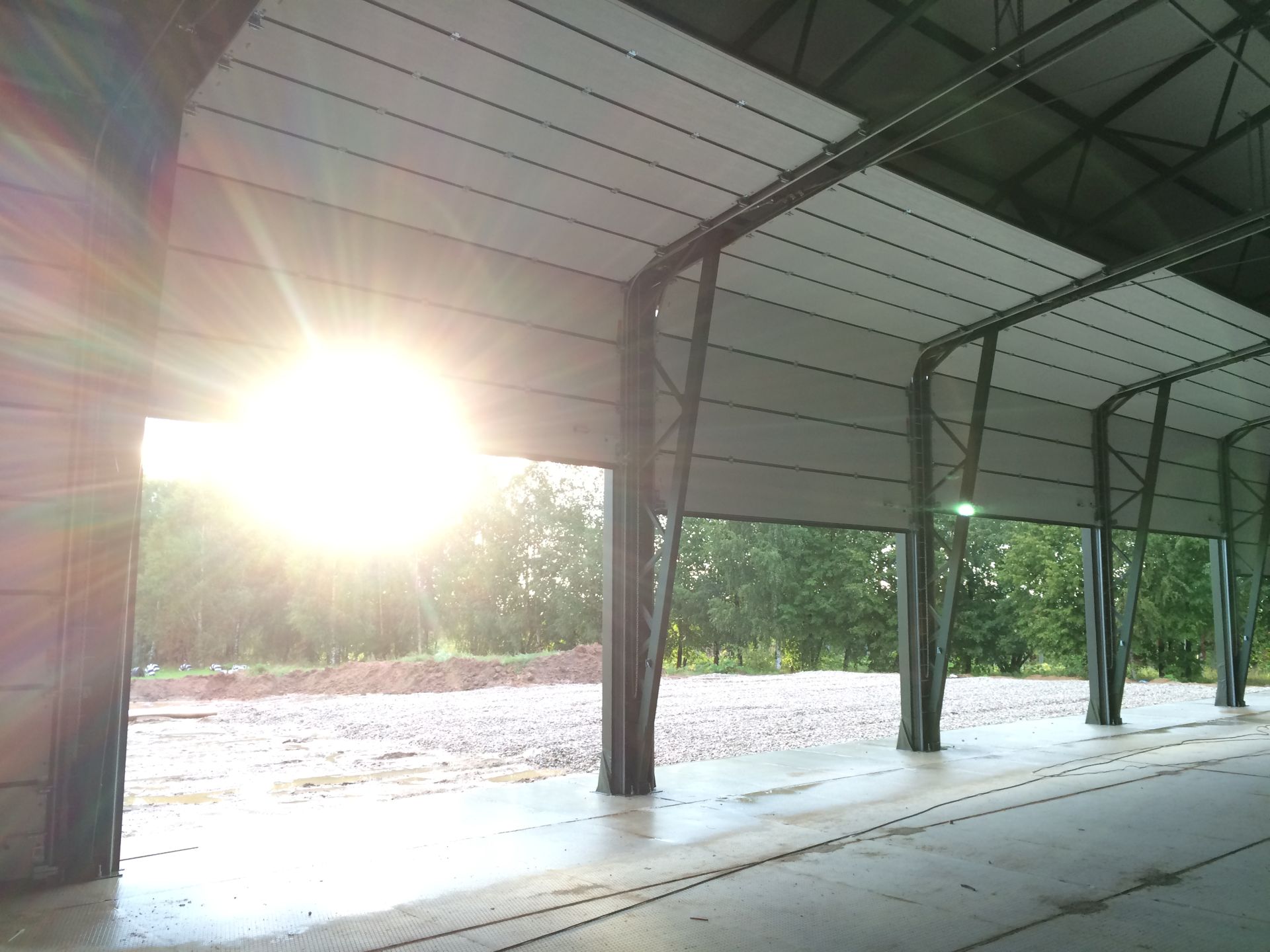 Открытые секционные промышленные ворота Alutech изнутри ангара