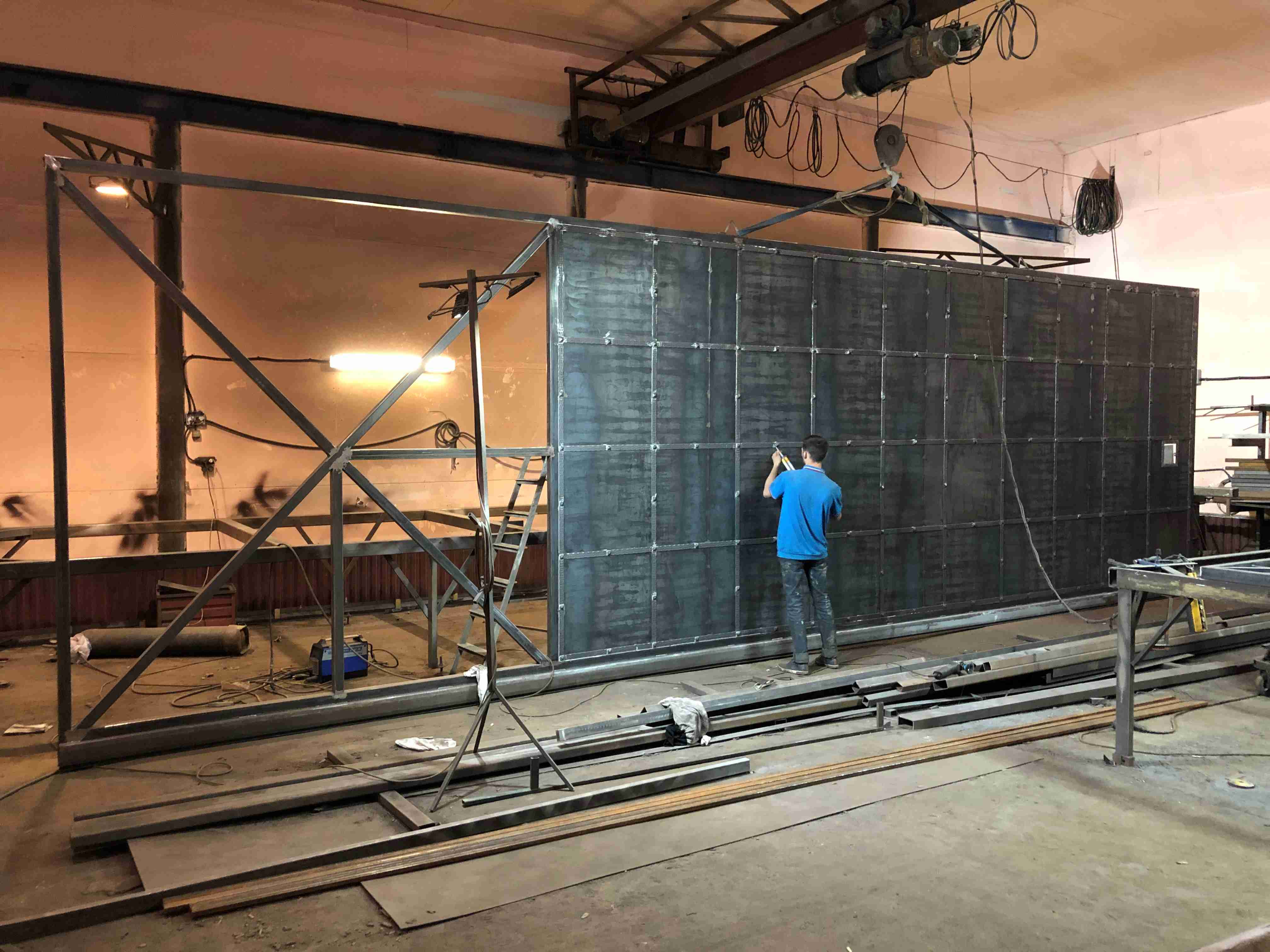 Производство усиленных ворот - сборка каркаса из профиля 5 мм стенки