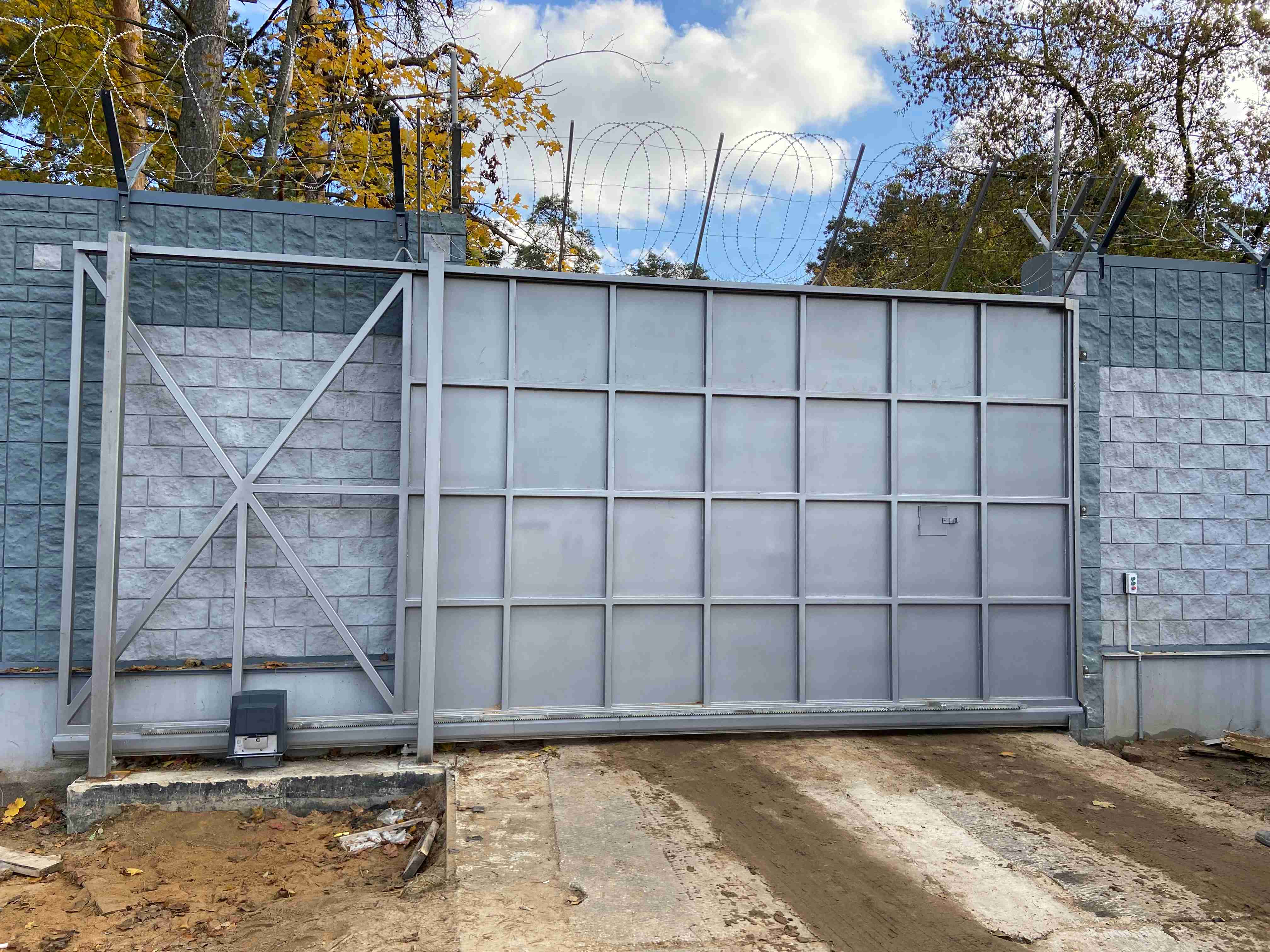 Откатные ворота Антитеррор вид после установки