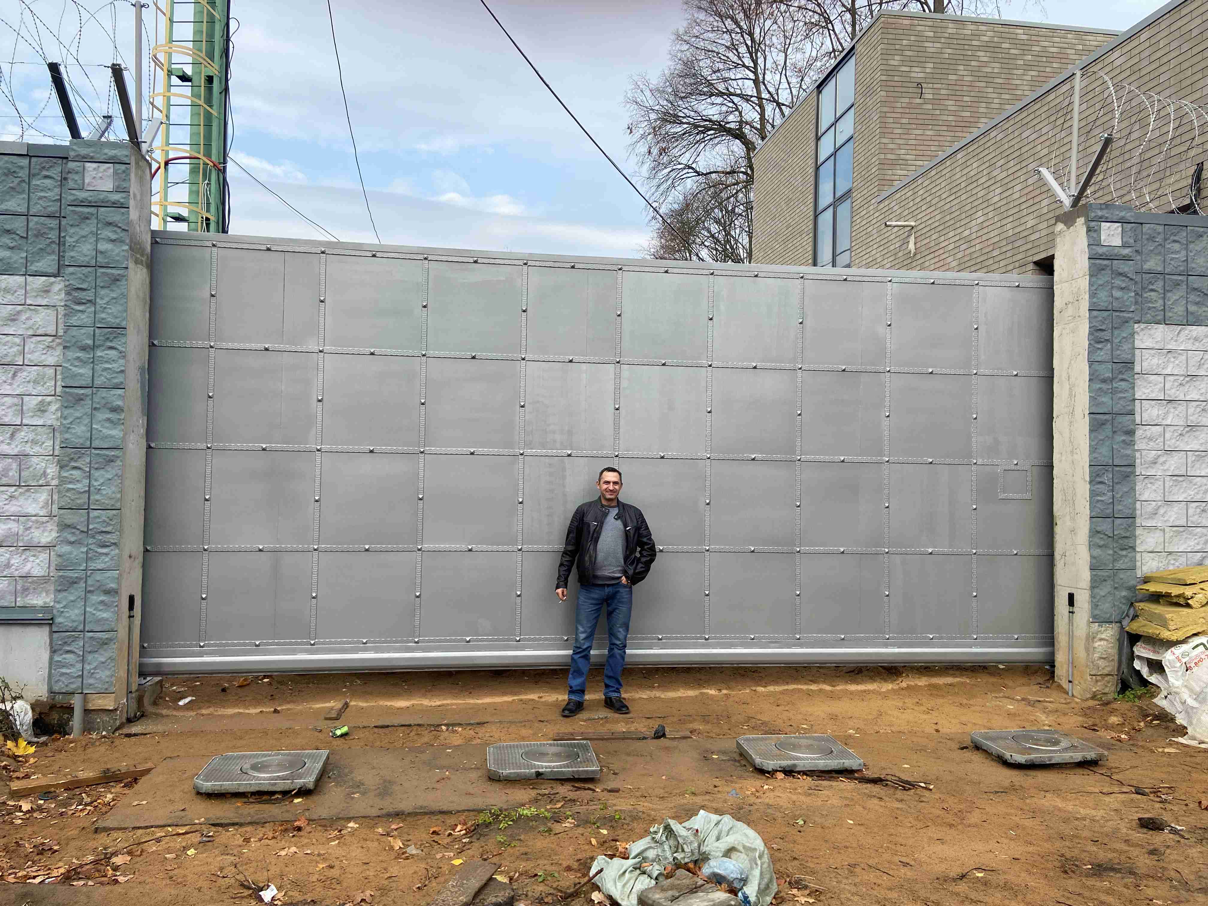 Ворота специального назначения - масштаб конструкции, человек для сравнения