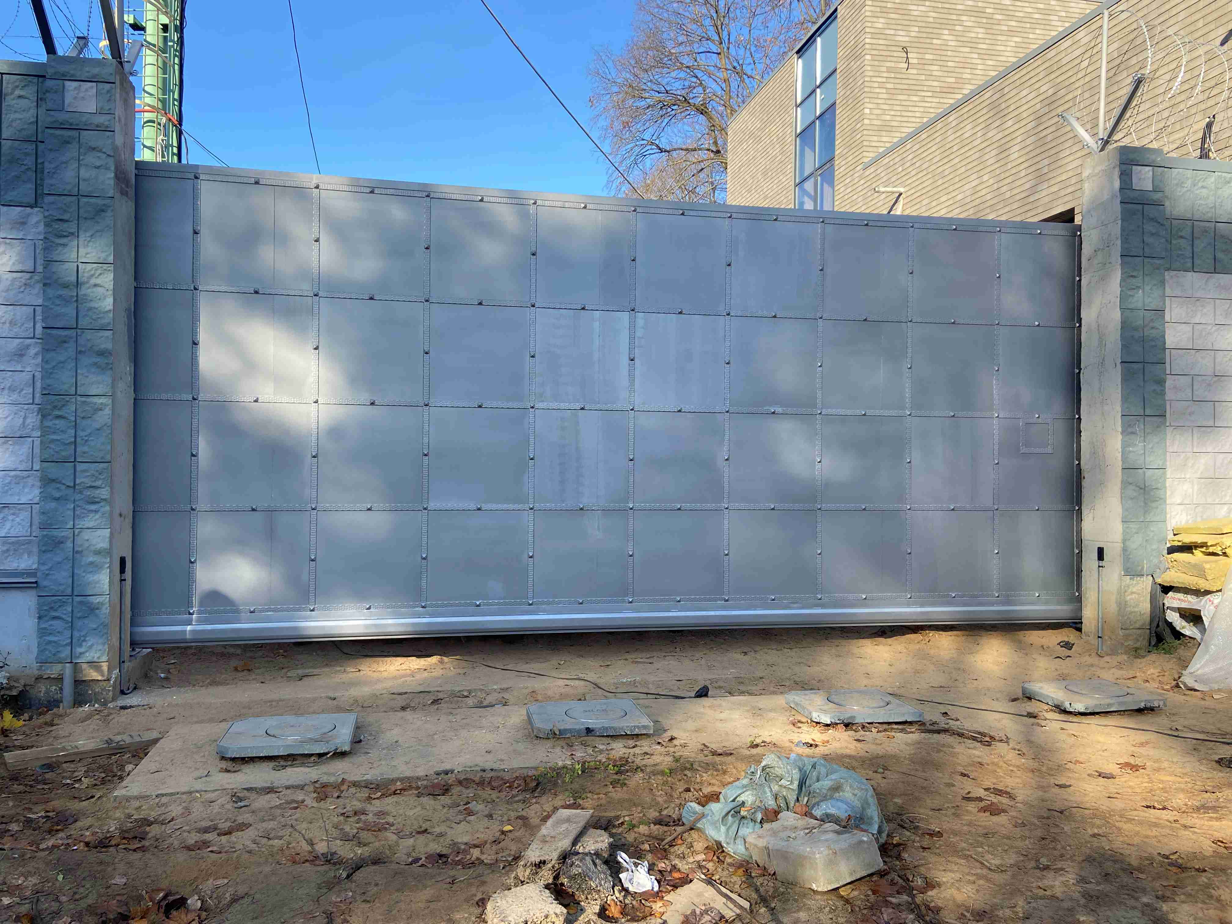 Откатные ворота Антитеррор 7,5 метров финальный вид