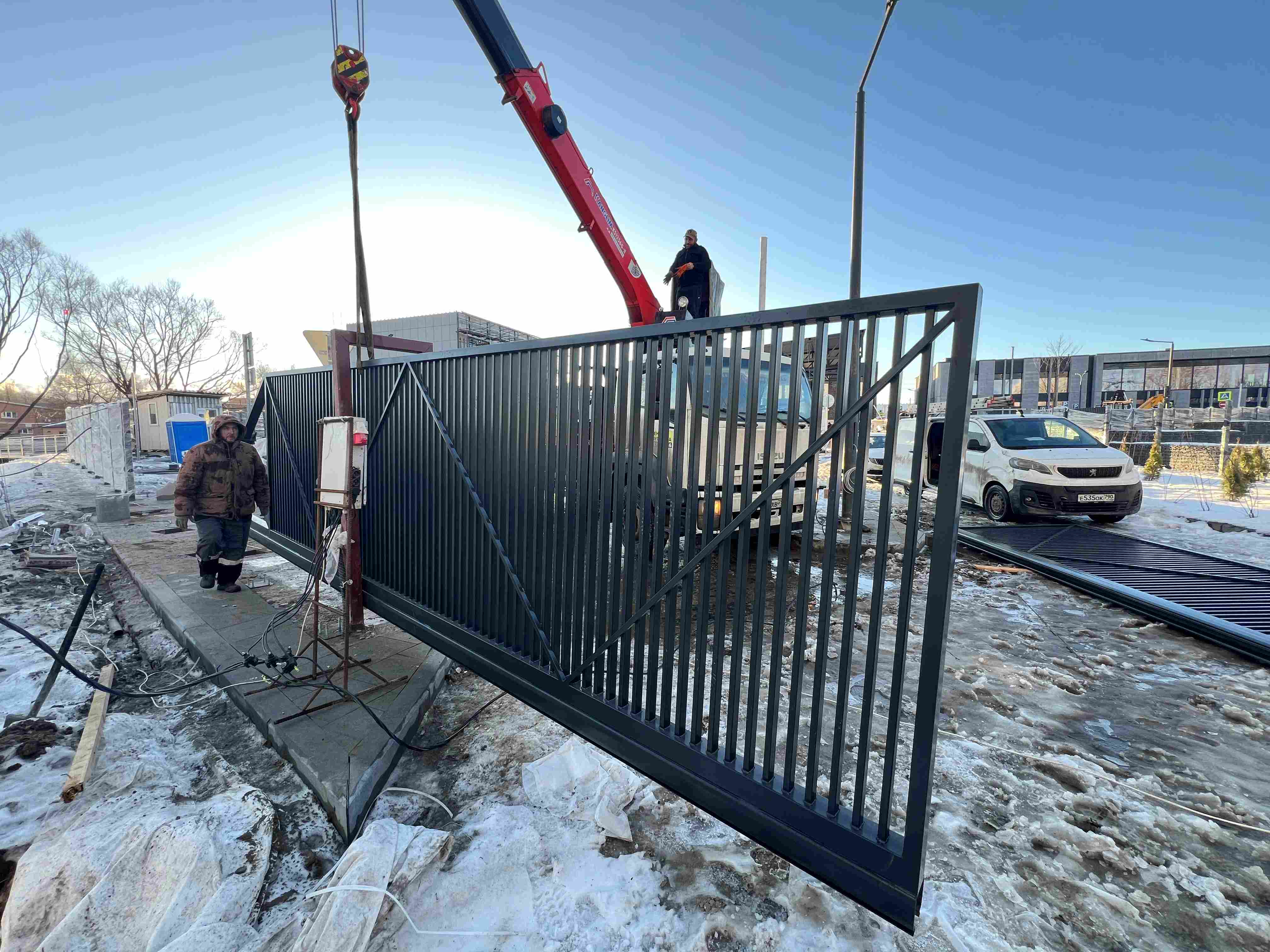 Телескопические откатные ворота &mdash; створка и направляющие, производство