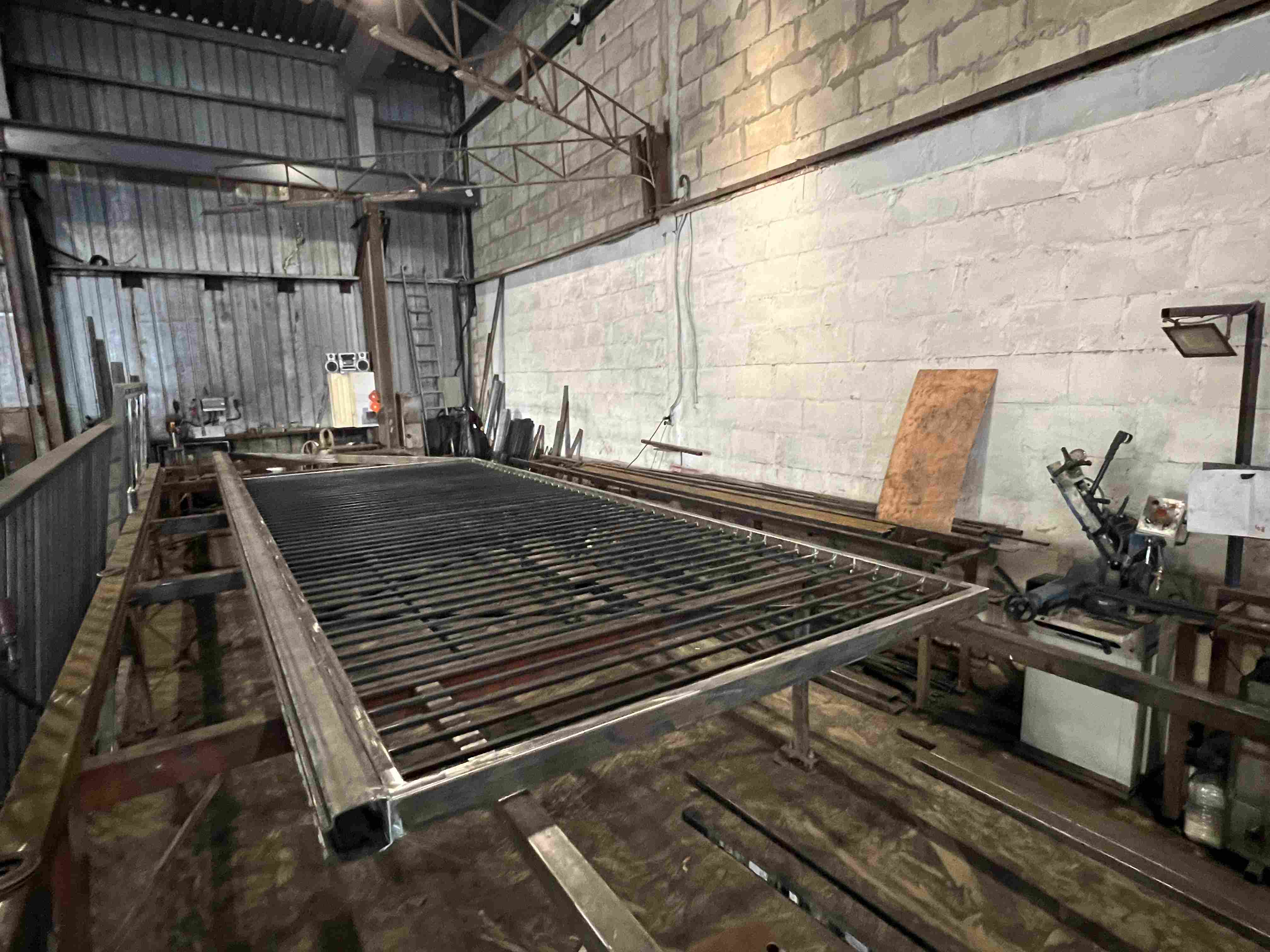 Телескопические ворота 13 м &mdash; общий вид конструкции на объекте