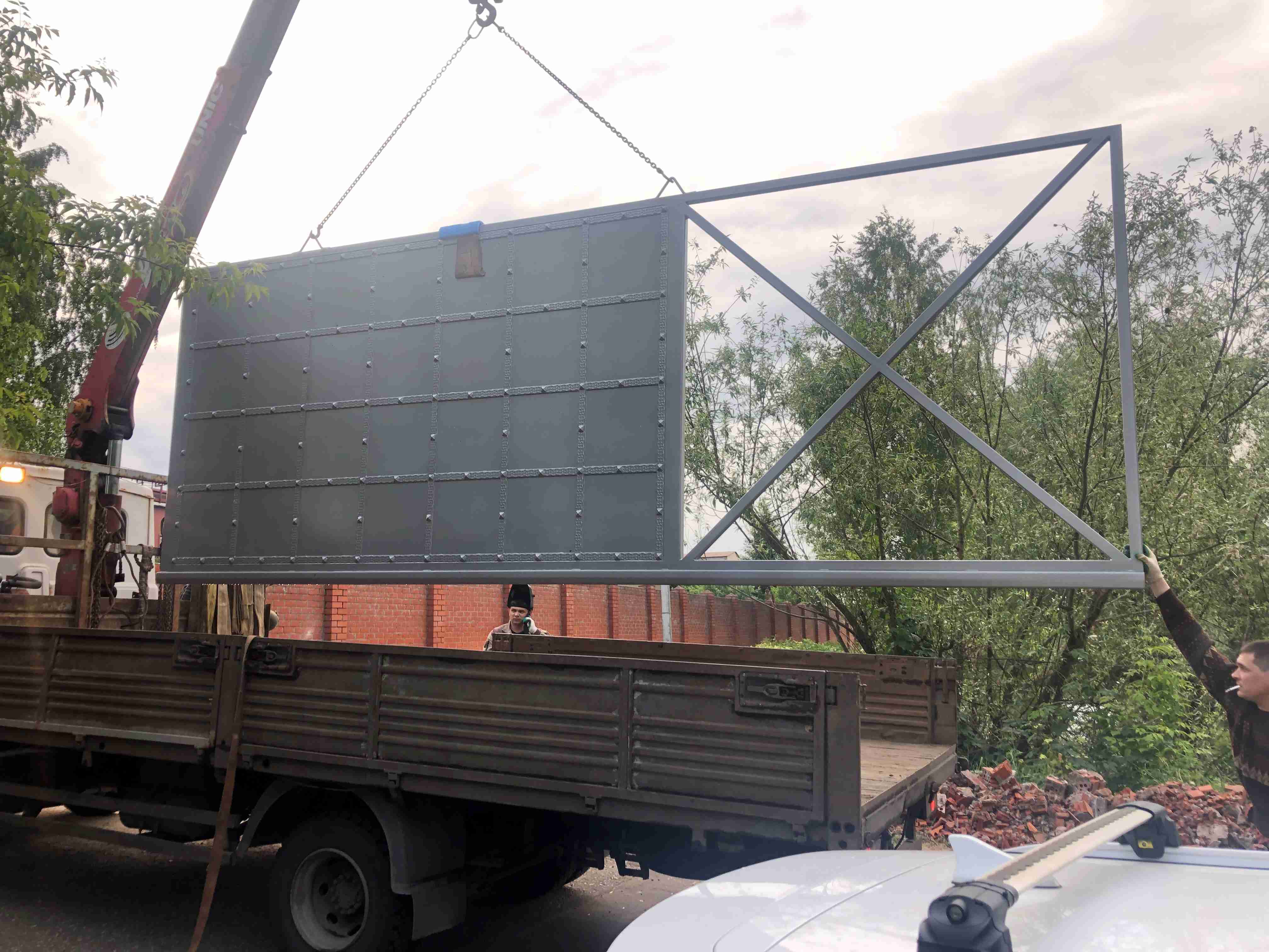 Доставка усиленных откатных ворот &mdash; разгрузка и монтаж на объекте