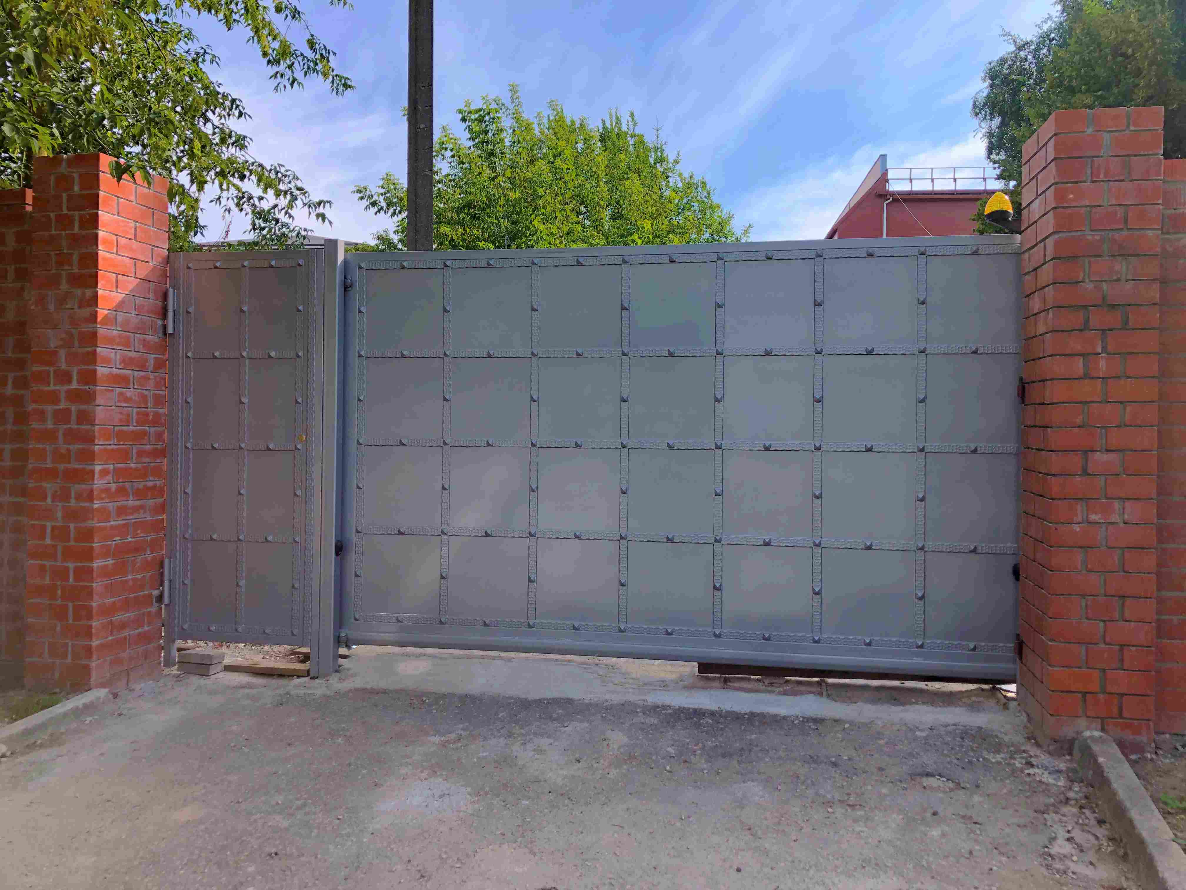 Готовые усиленные откатные ворота &mdash; внешний вид после монтажа