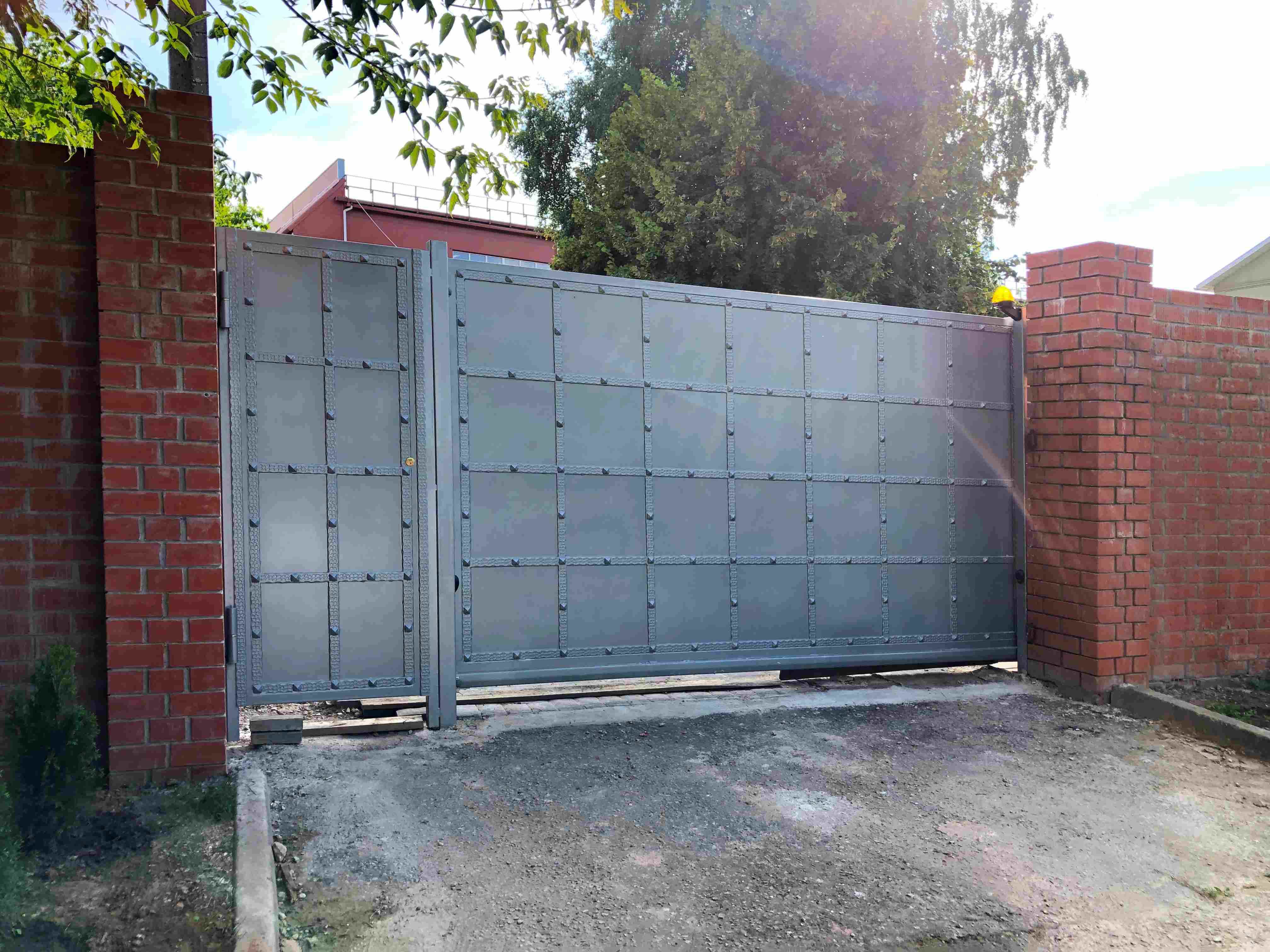 Усиленные откатные ворота из толстого металла &mdash; вид на объекте (Красная Пахра)