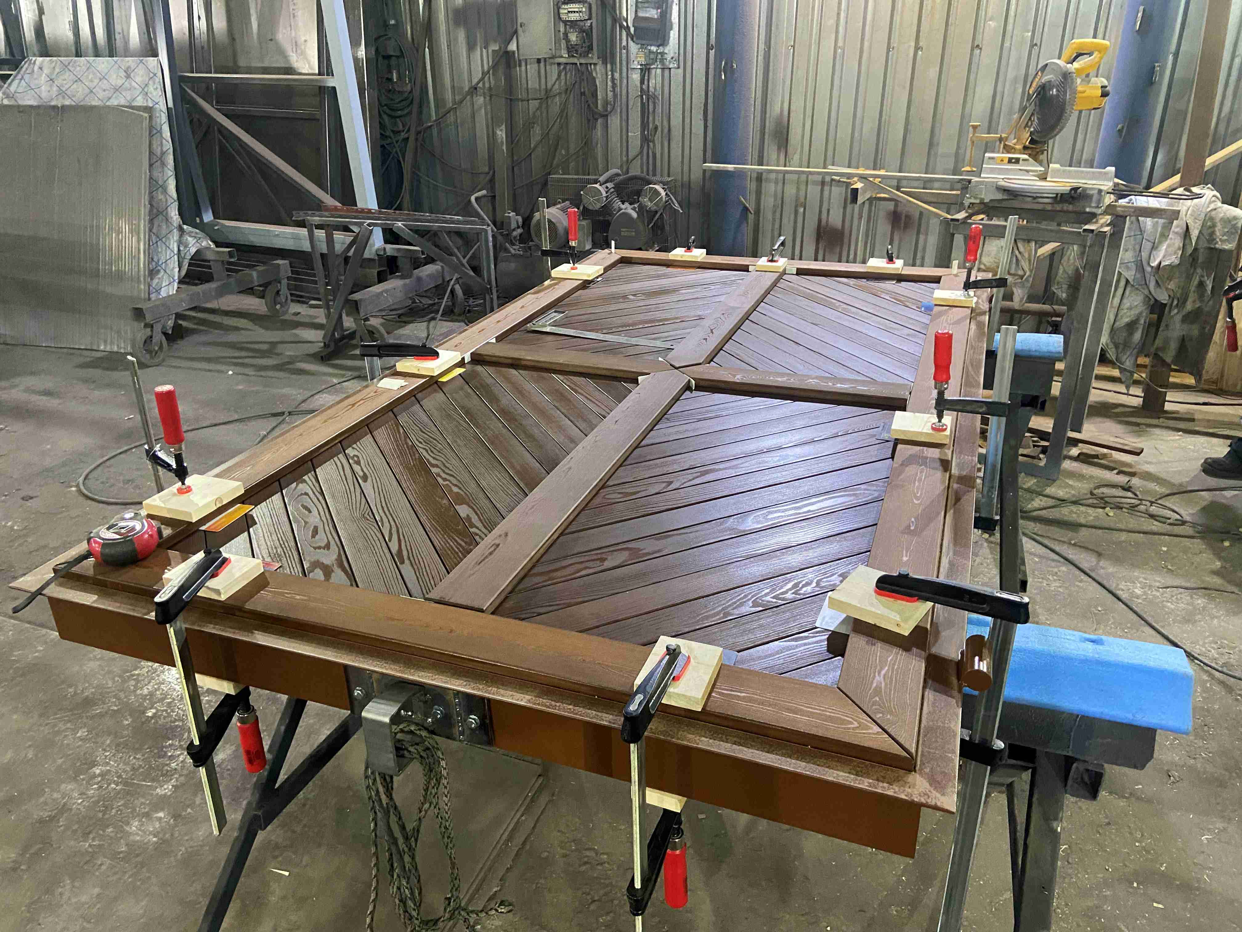 Изготовление калитки с планкеном из термолиственницы финальный этап &mdash; производство TorSysteme