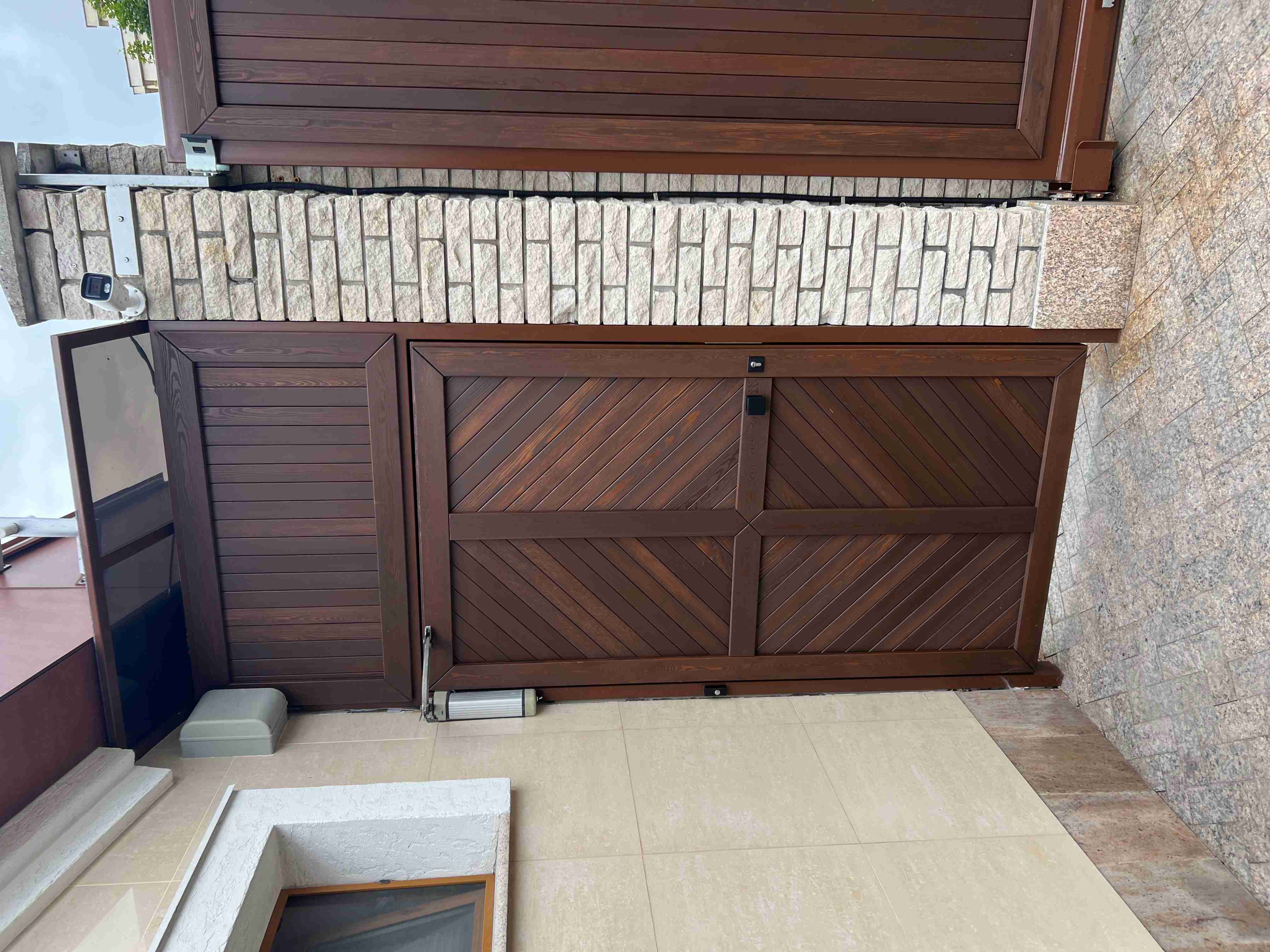 Калитка с термолиственницей OSMO 708 &mdash; вид со двора после монтажа, го Красногорск, КП Никольские Пруды