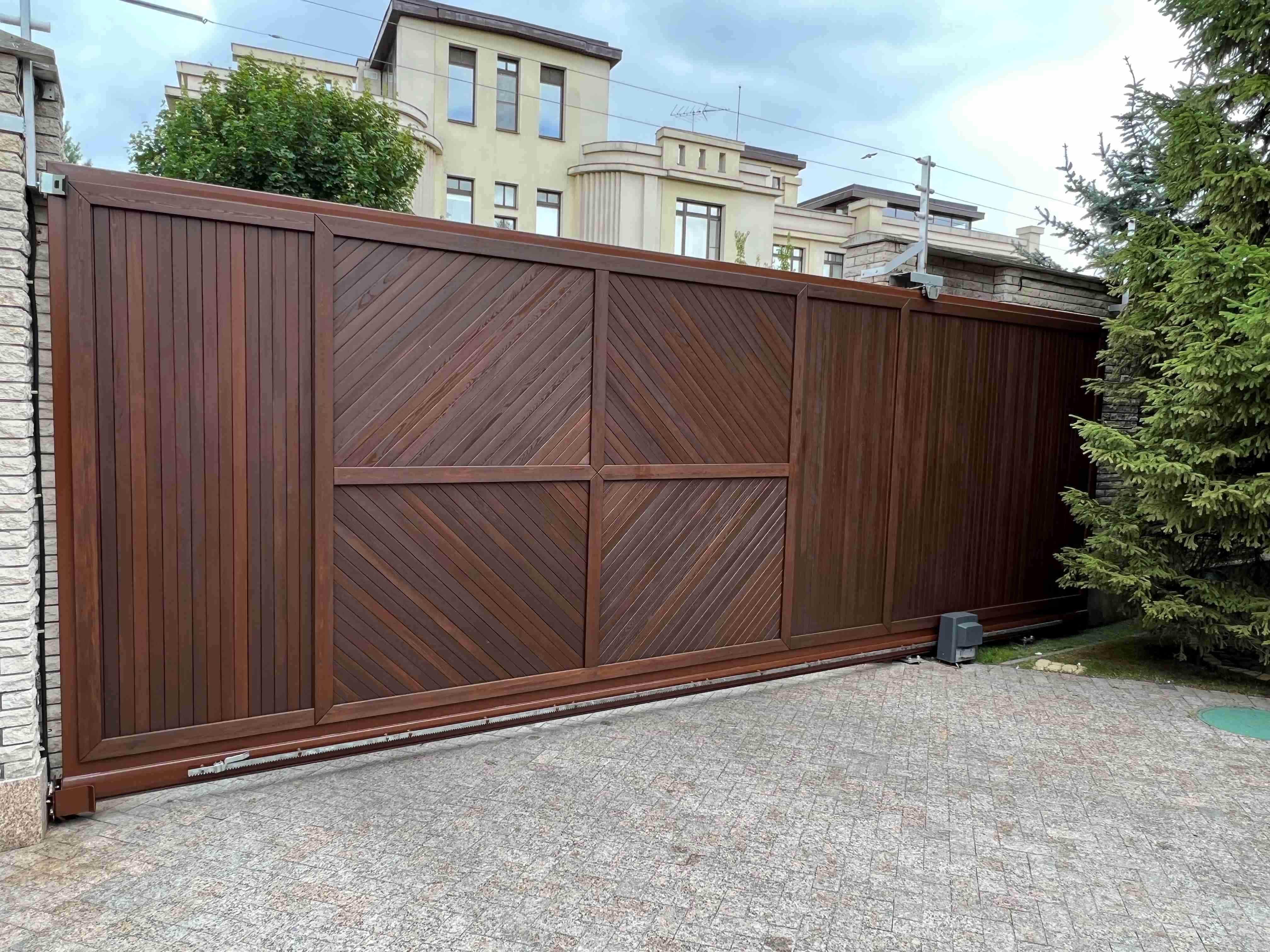 Откатные ворота с планкеном из термолиственницы &mdash; вид со двора после монтажа, го Красногорск, КП Никольские Пруды