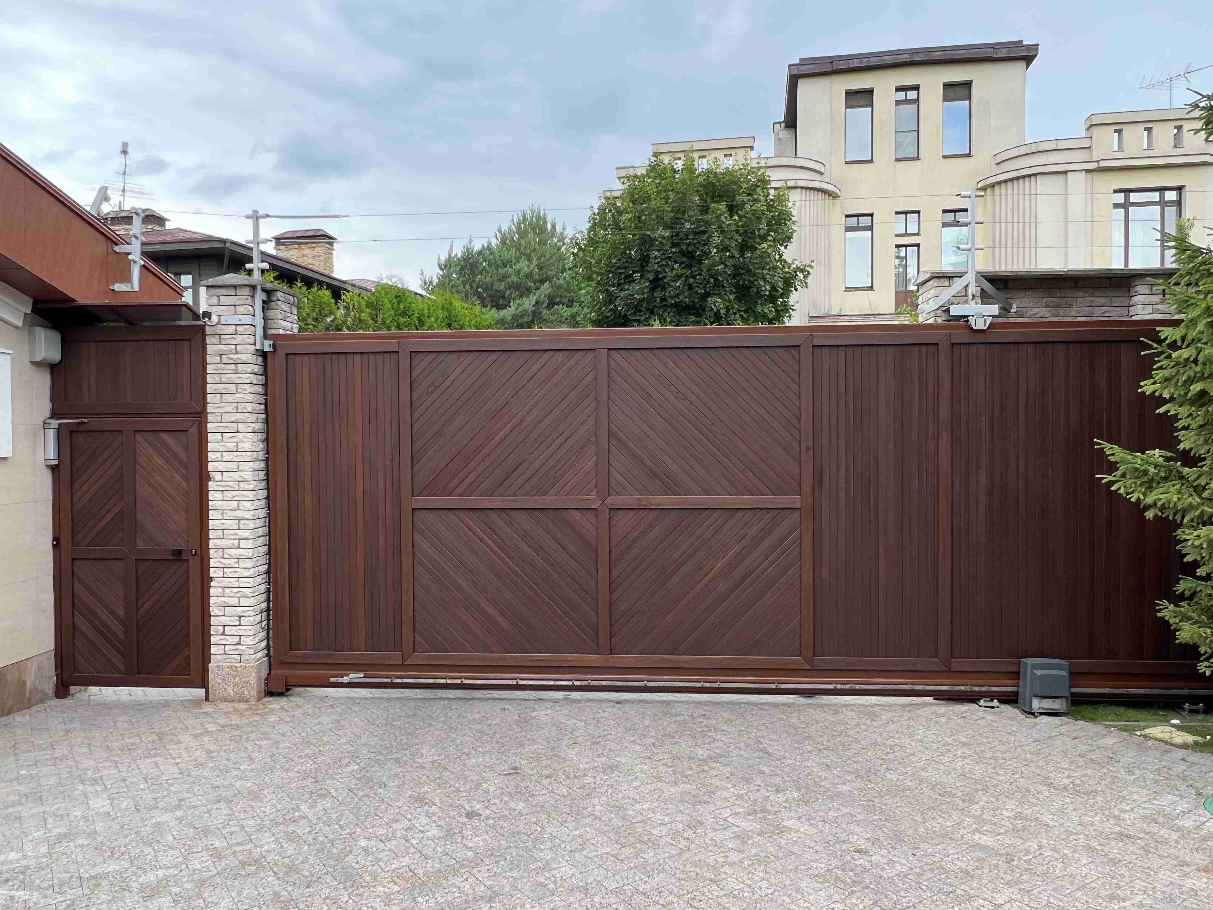 Откатные ворота и калитка с планкеном из термолиственницы &mdash; общий вид объекта с улицы, го Красногорск, КП Никольские Пруды