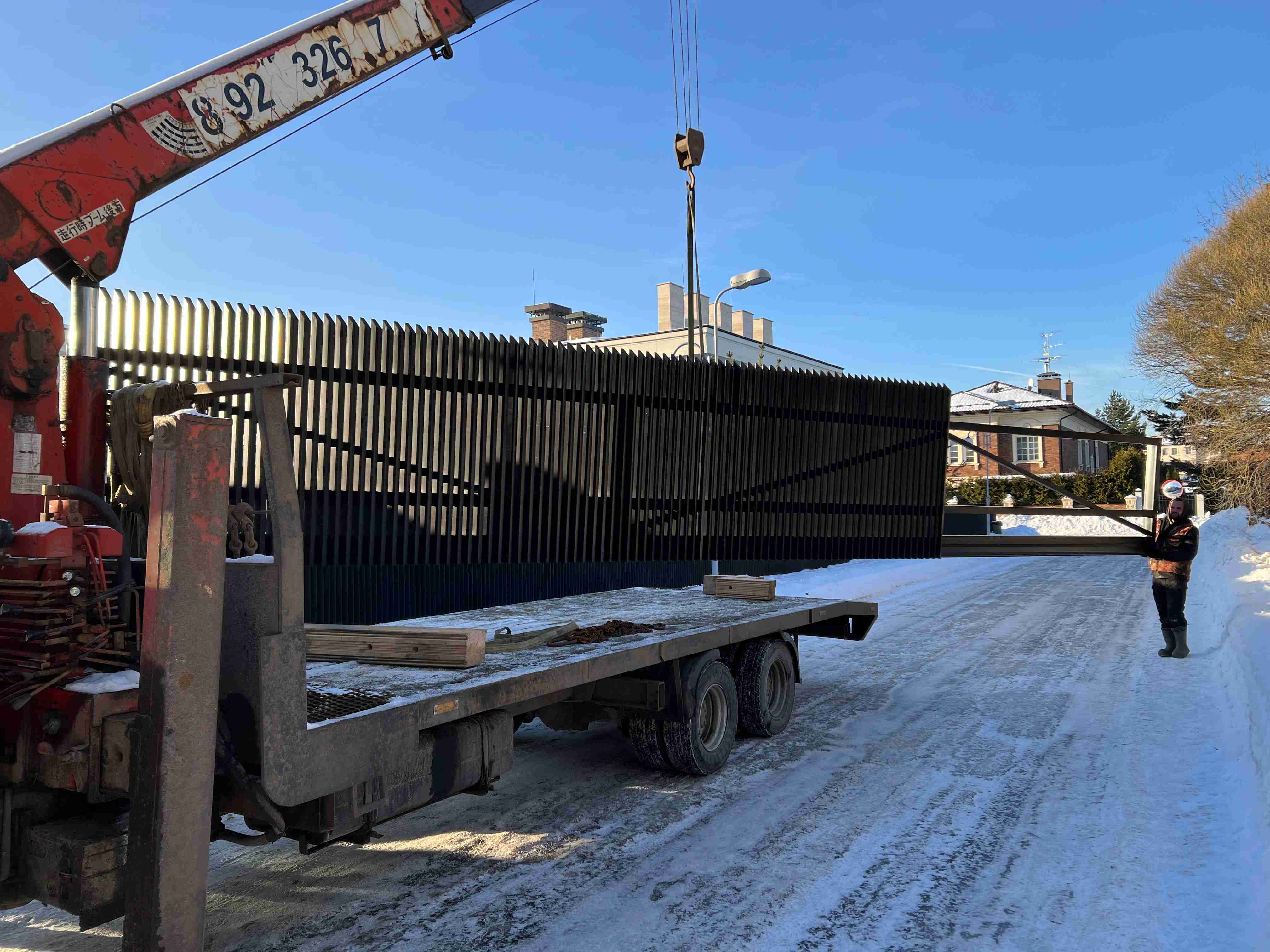 Доставка откатных ворот 12 метров длинномером &mdash; монтаж автокраном