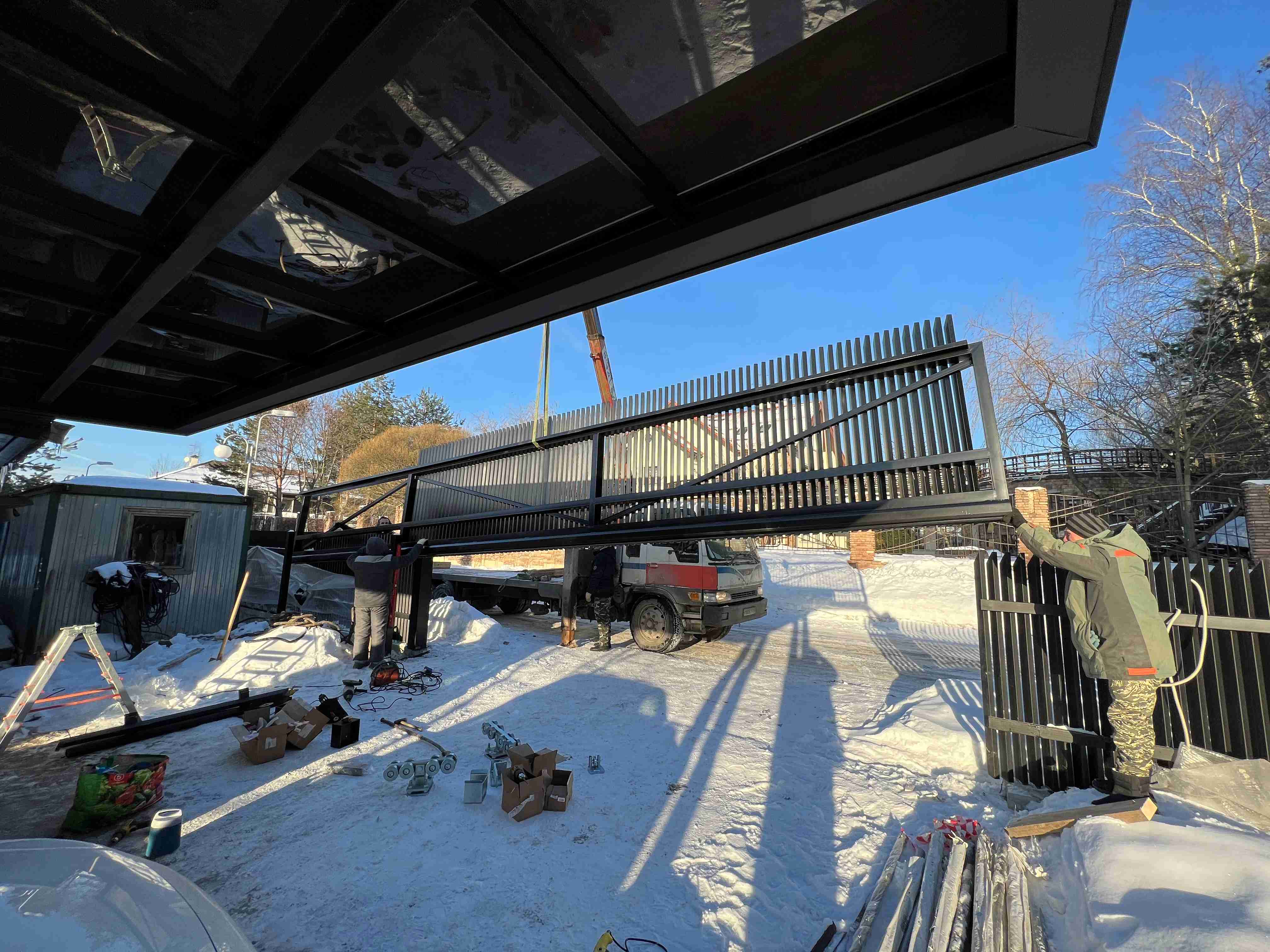 Подъём откатных ворот краном на объекте &mdash; частный дом, Подмосковье