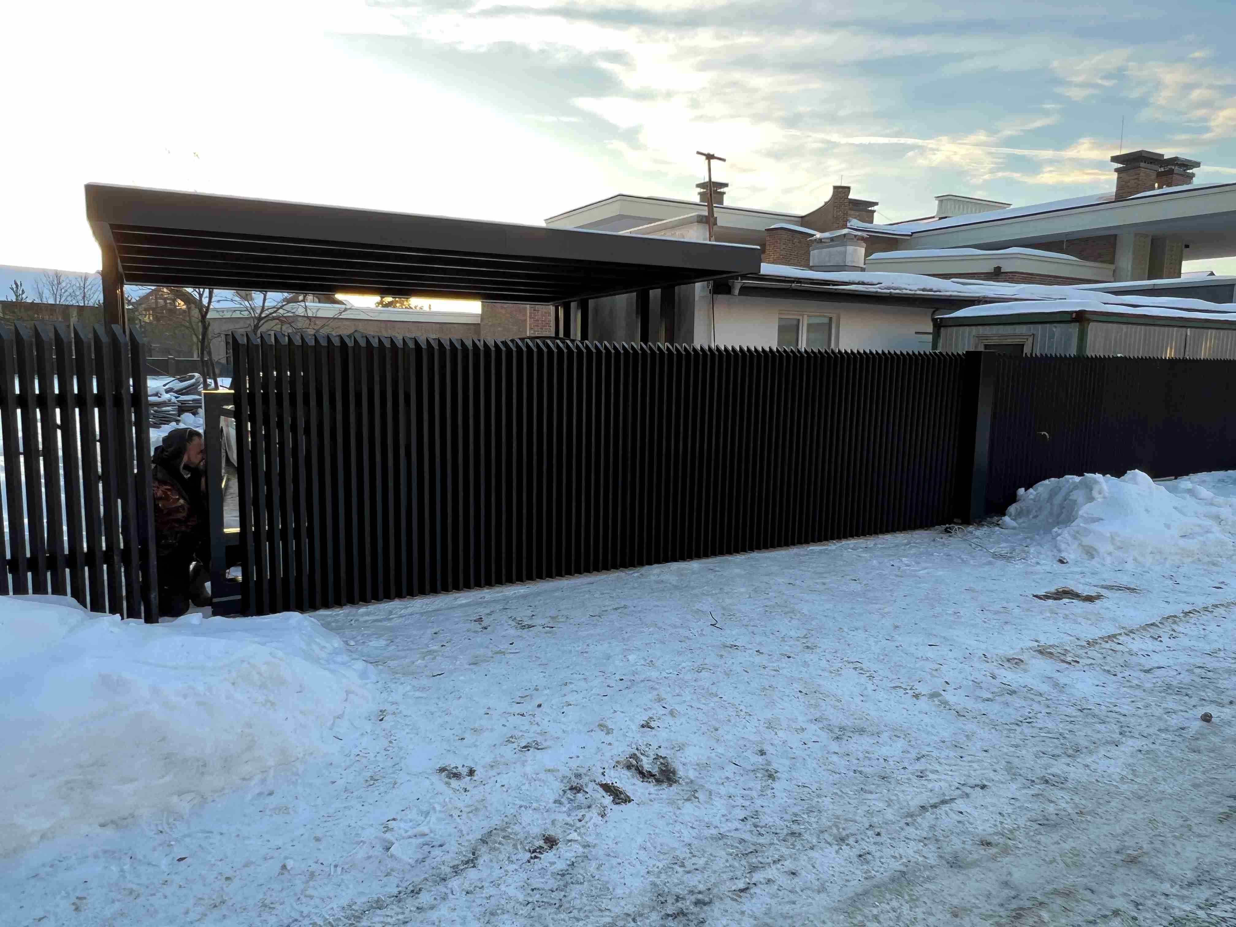 Откатные ворота с решётчатым заполнением RAL 9005 &mdash; вид после монтажа