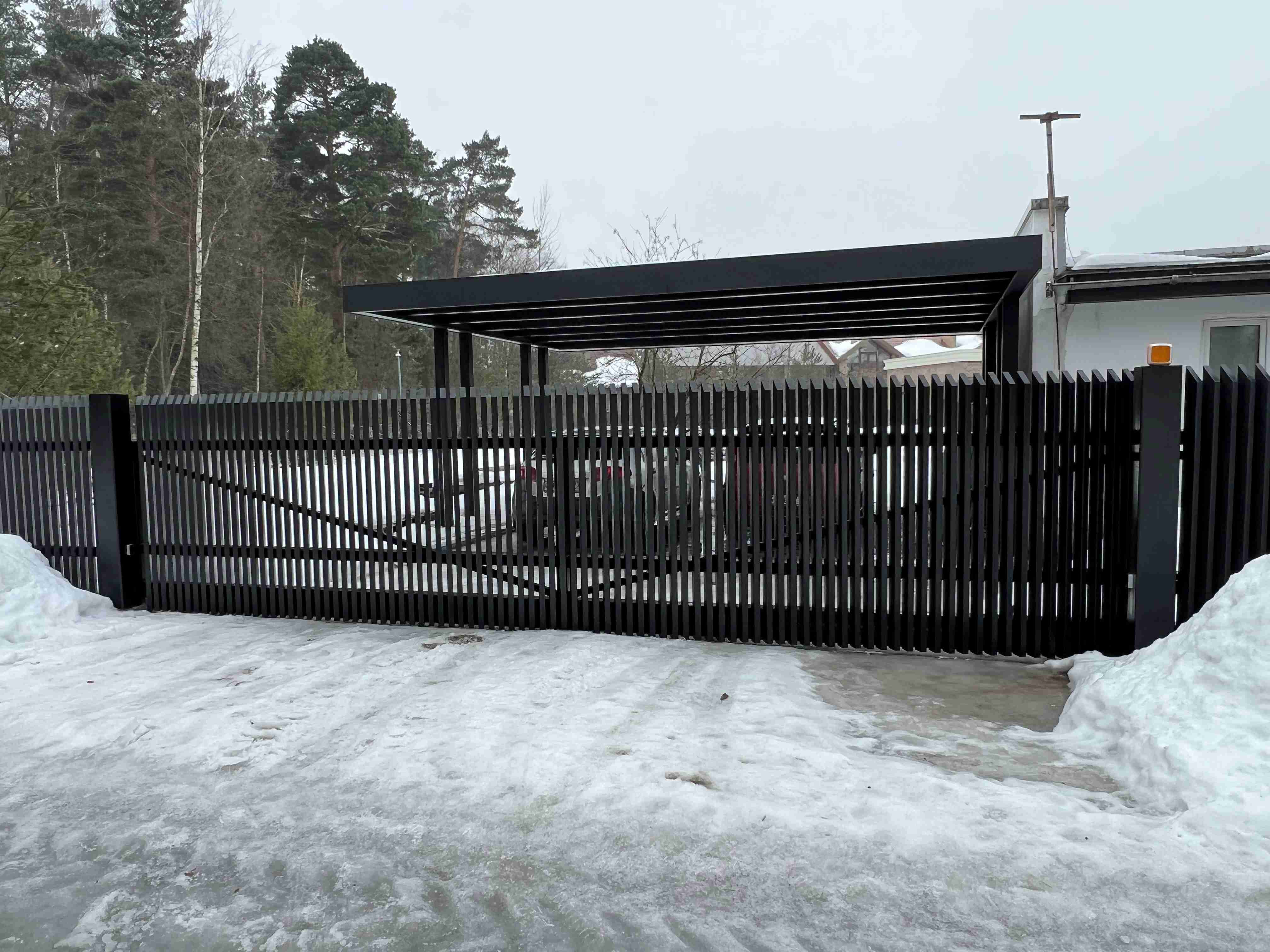 Первые откатные ворота 12 метров с решётчатым заполнением финальный вид после монтажа