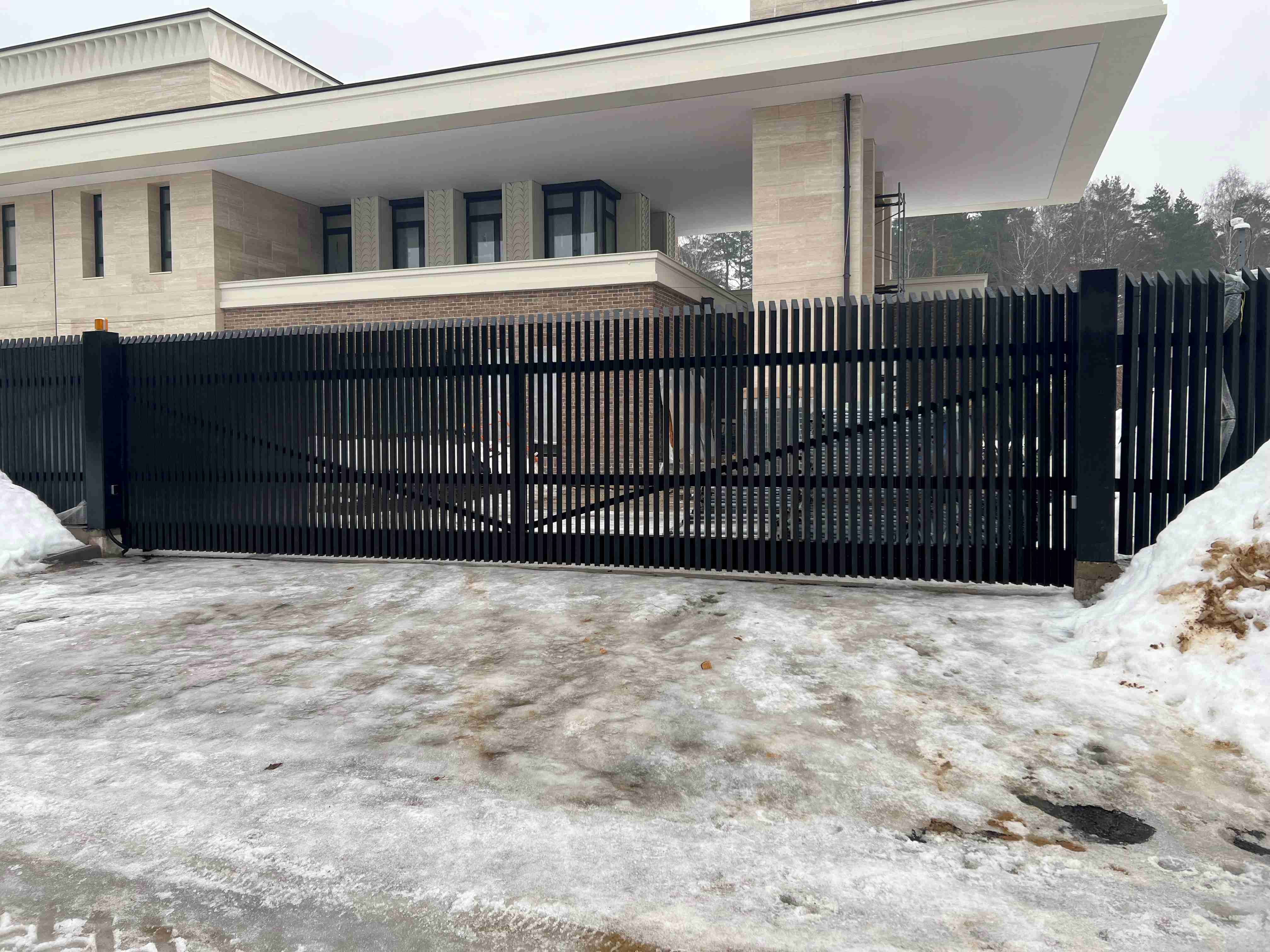 Вторые откатные ворота 12 метров с решётчатым заполнением финальный вид после монтажа