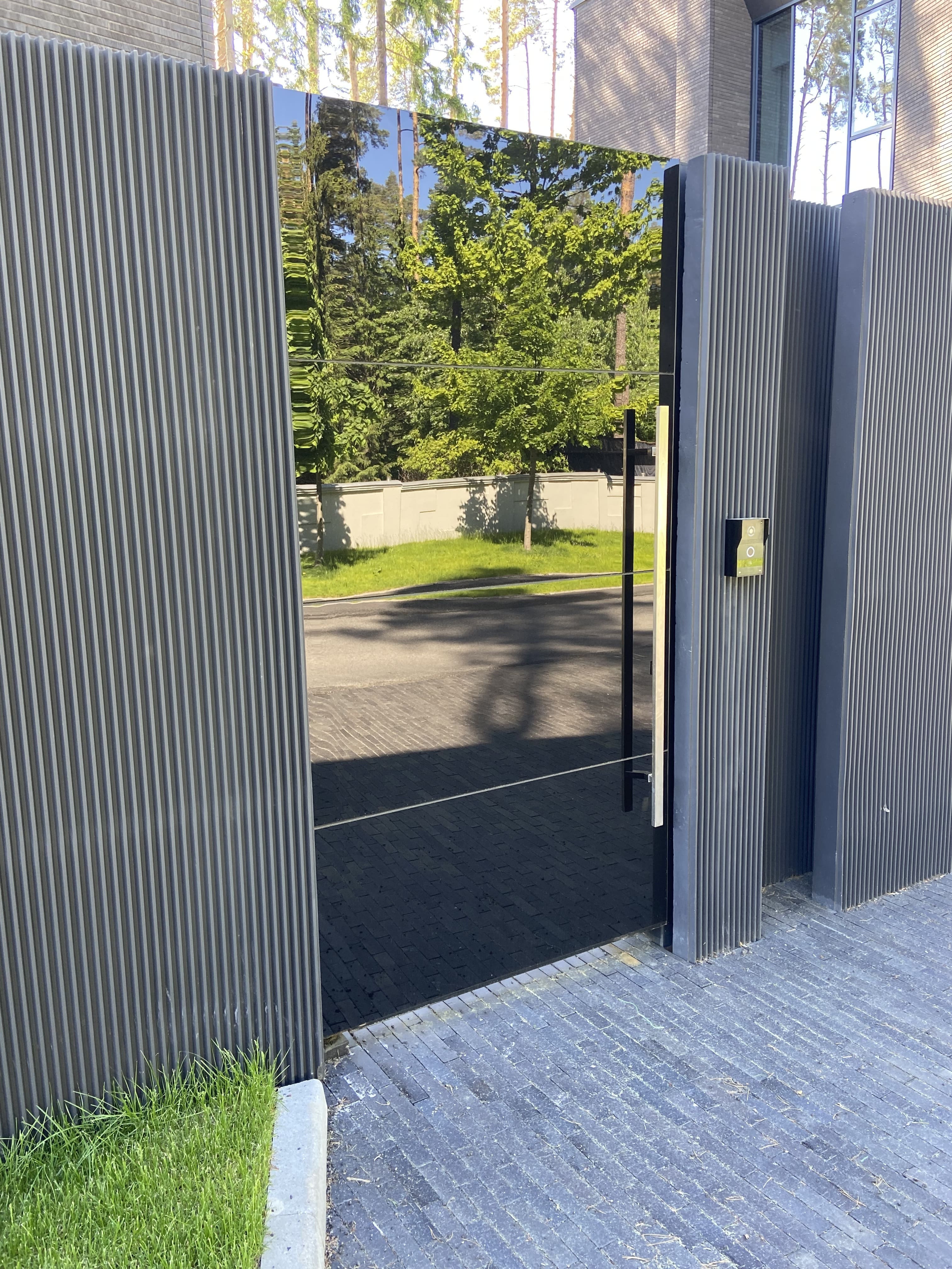 Откатные стеклянные ворота RAL 9005 с отдельностоящей калиткой