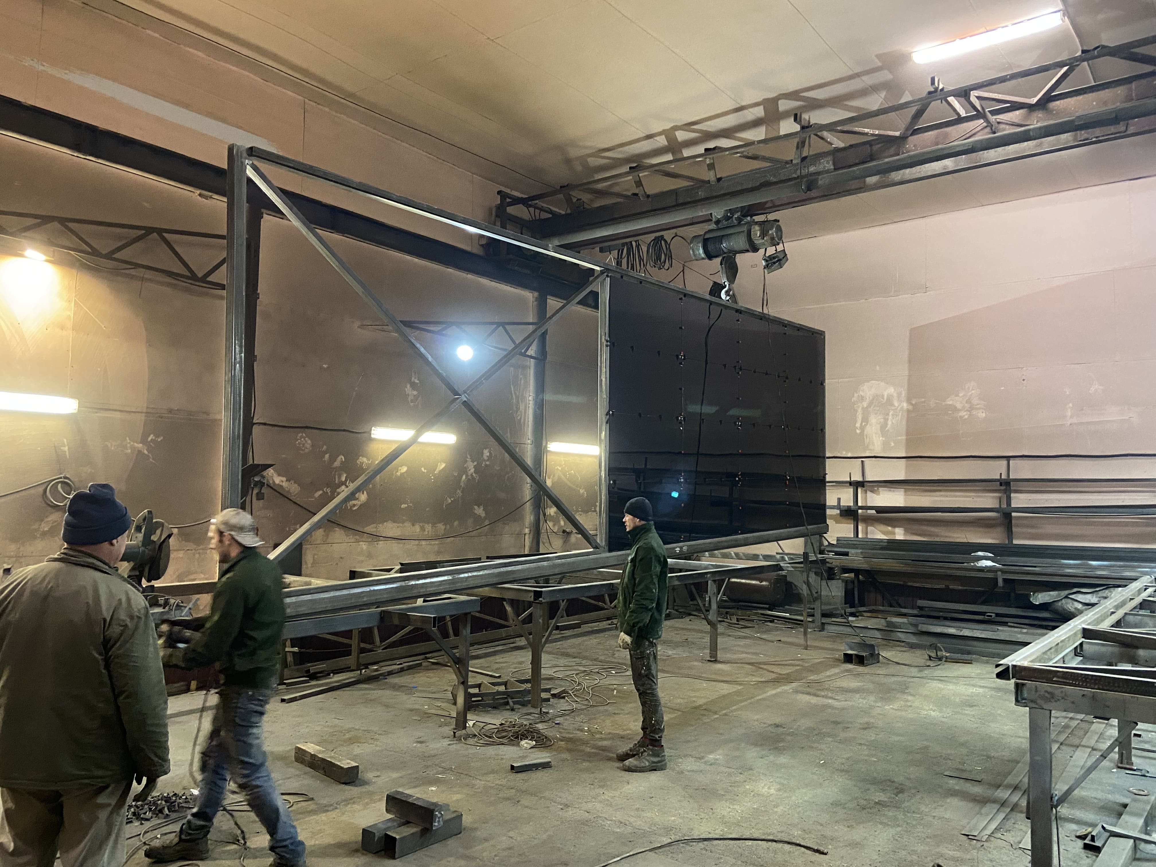 Производство откатных ворот со стеклянным заполнением &mdash; цех TorSysteme