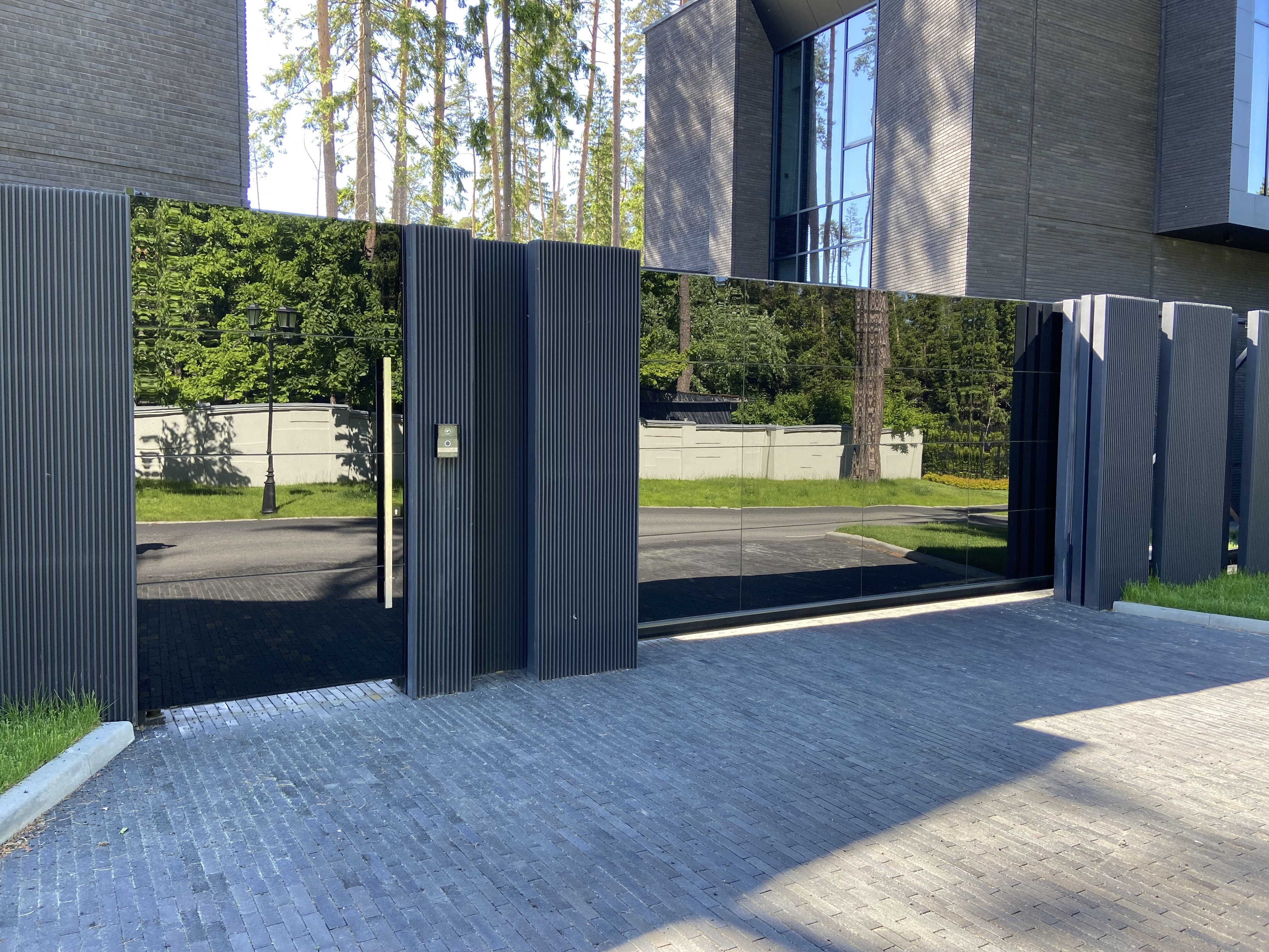 Откатные ворота с чёрным стеклом RAL 9005 &mdash; результат после монтажа