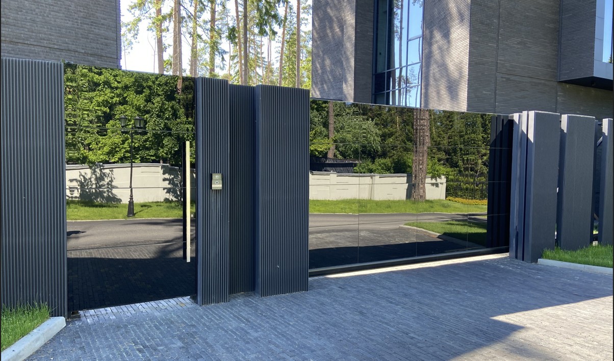 Откатные ворота с калёным стеклом