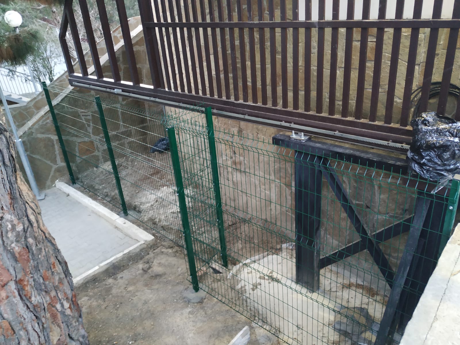 Самонесущие откатные ворота &mdash; полотно в подвешенном состоянии, без рельса на земле