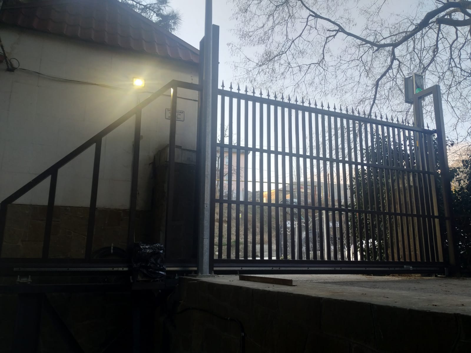 Откатные ворота на консольной системе &mdash; вид в зоне проезда и по линии ограждения