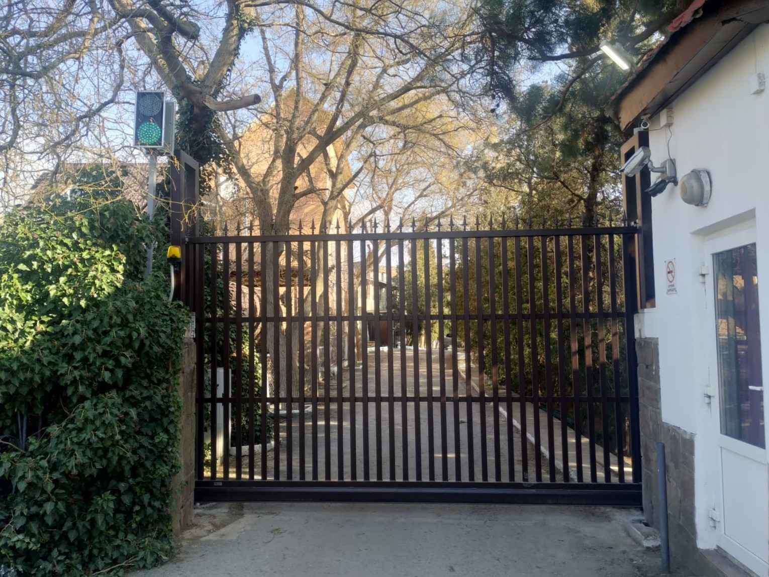 Видео: откатные ворота для санатория МВД в Судаке &mdash; самонесущая консольная система