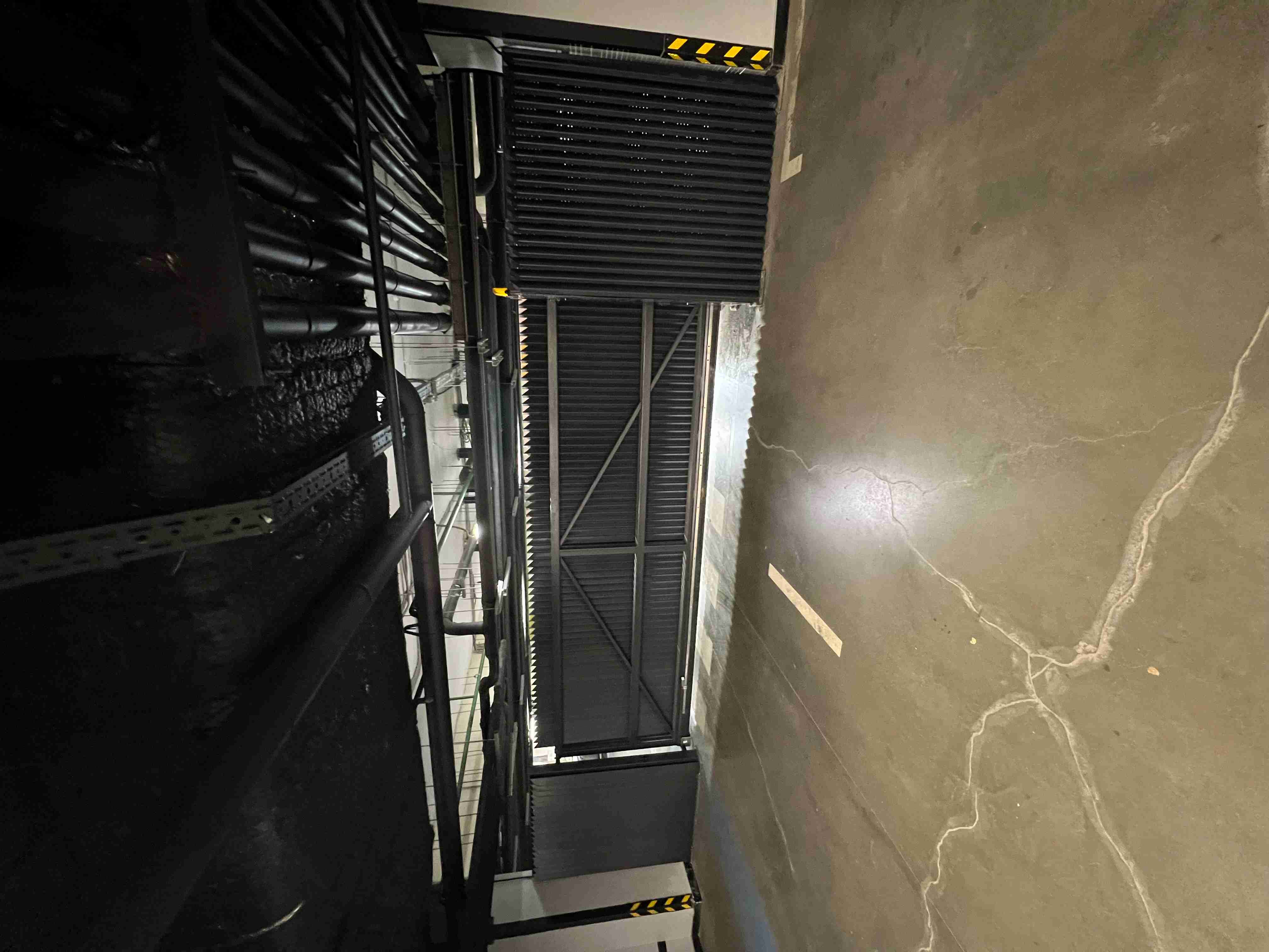 Откатные ворота &mdash; вид из зоны паркинга