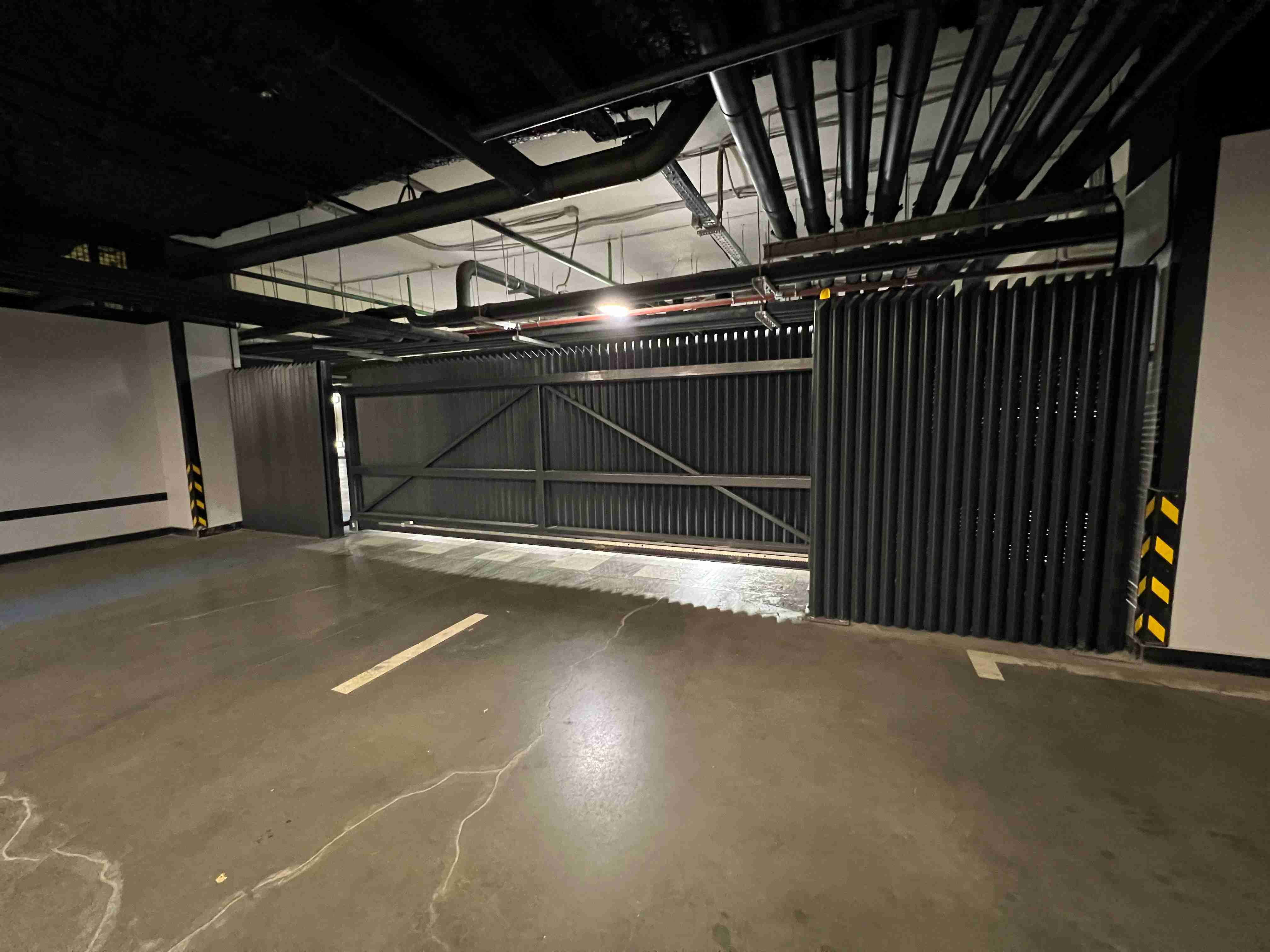 Ограждение и ворота &mdash; вид под потолочными коммуникациями