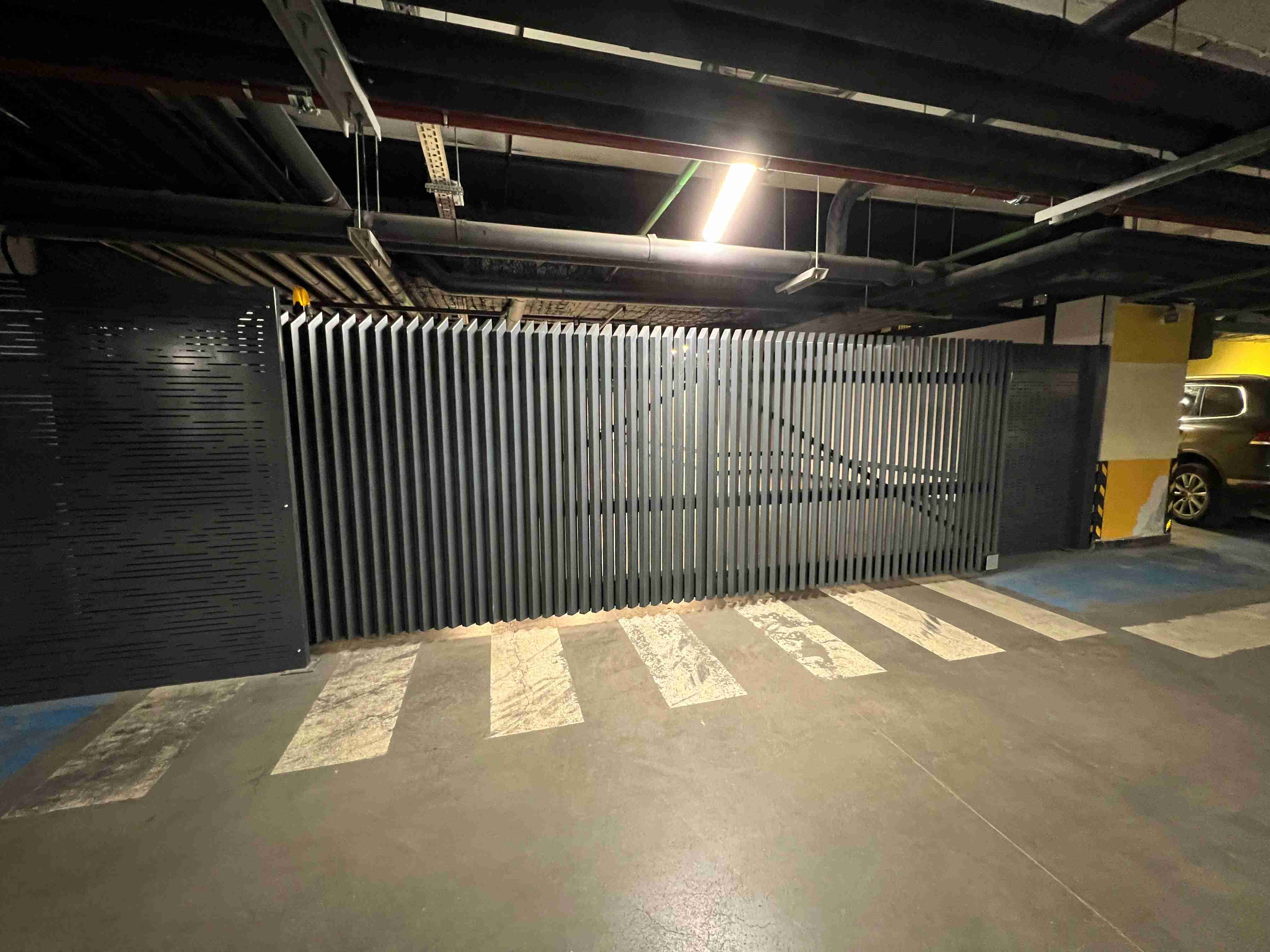 Въездная зона &mdash; ворота и створки