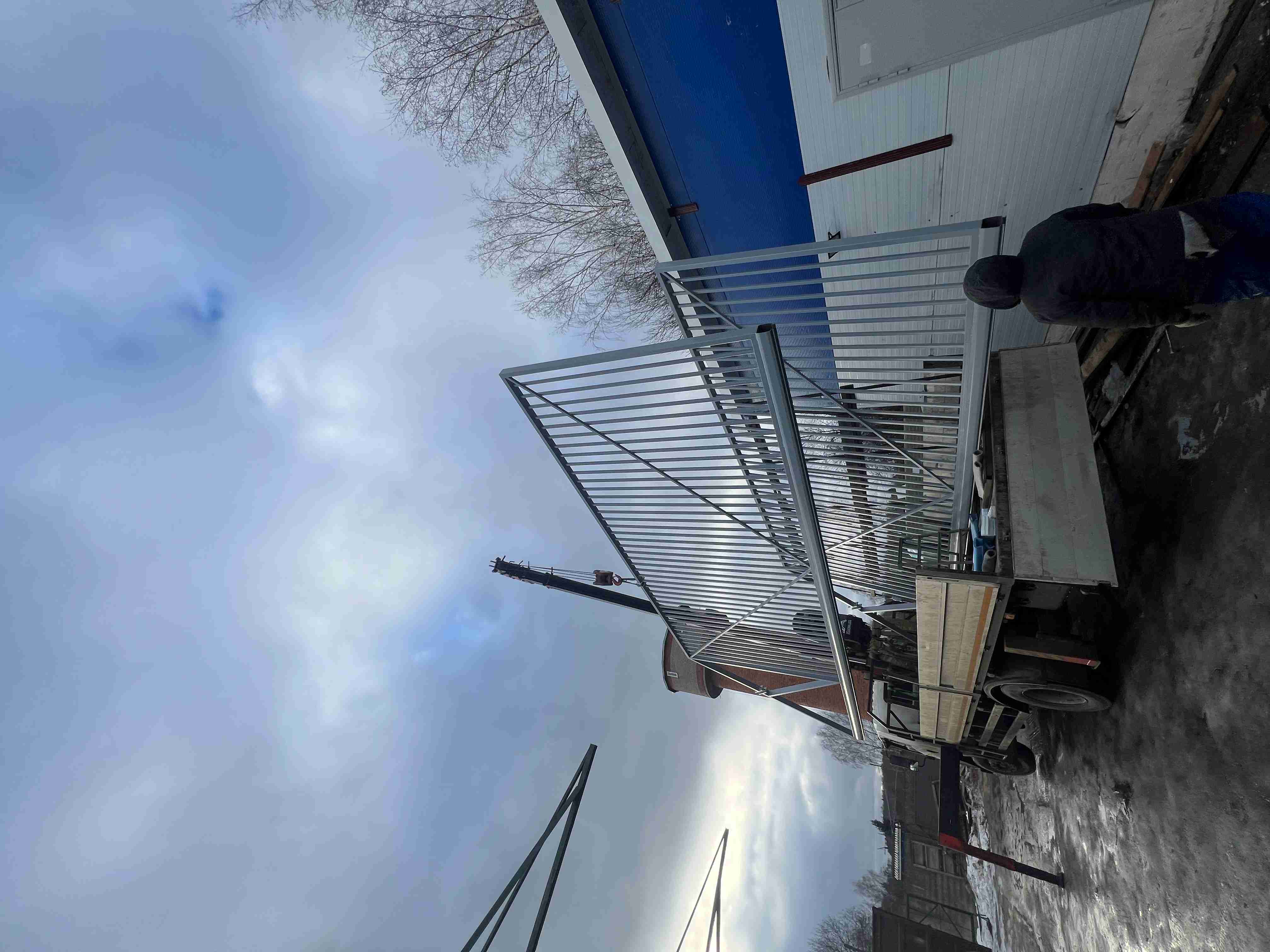 Погрузка телескопических ворот автокраном